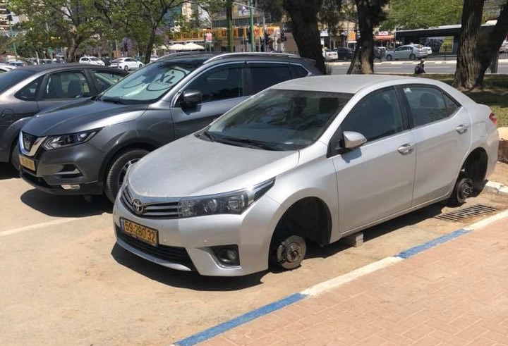 שוב זה קורה: עוד טויוטה בלי גלגלים, בחניית ויצ''ו (צילום: מקסים ברנשטיין / באר שבע ביחד)